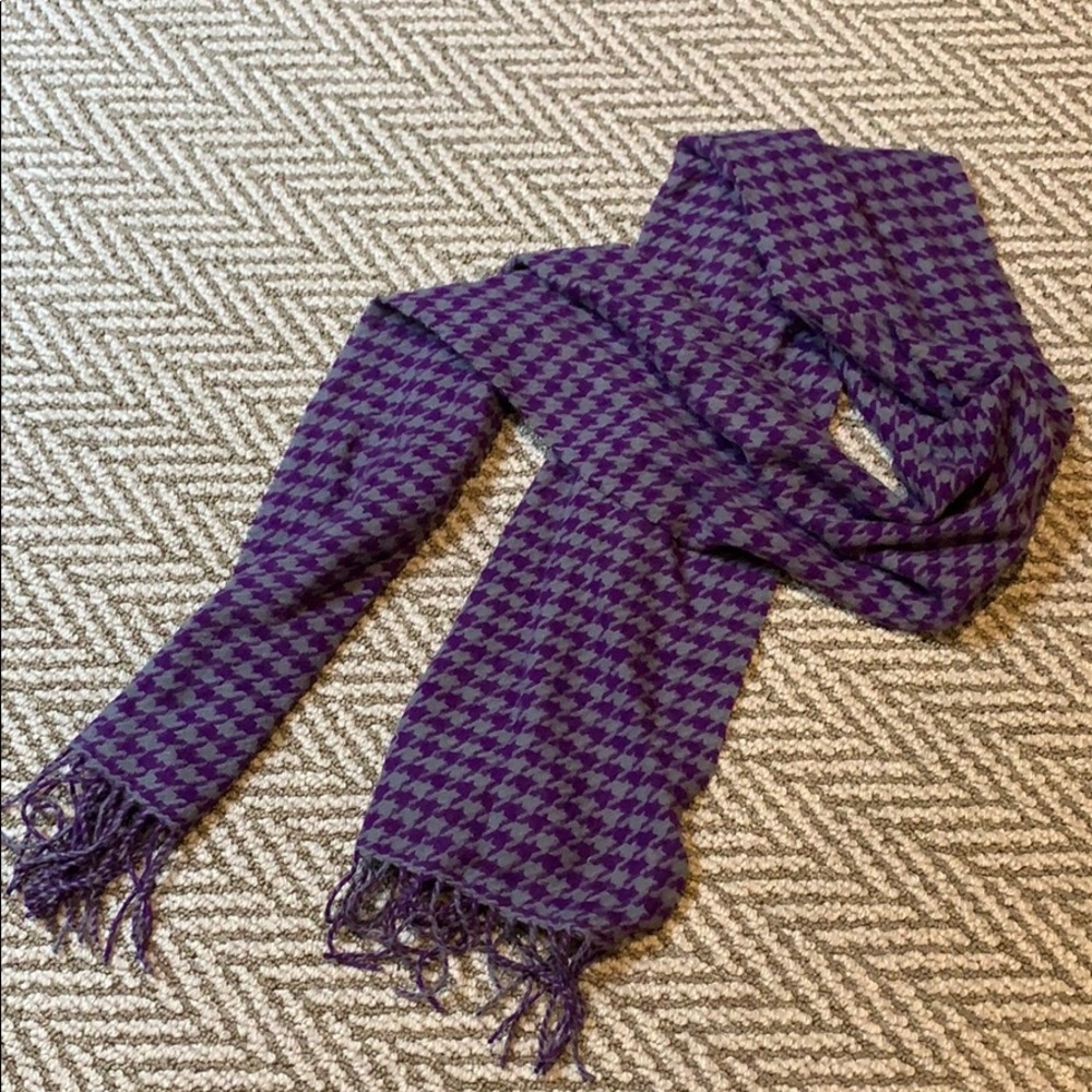 Tie Bar purple and grey houndstooth scarf